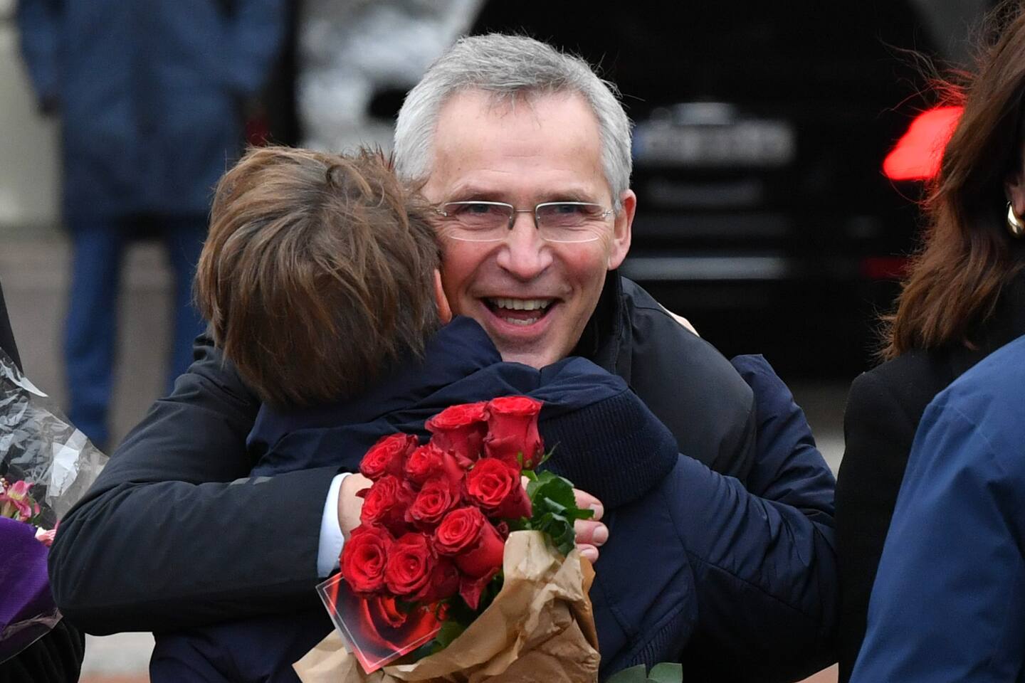 Bildet viser Jens Stoltenberg som får en klem. Foto: Rodrigo Freitas / NTB