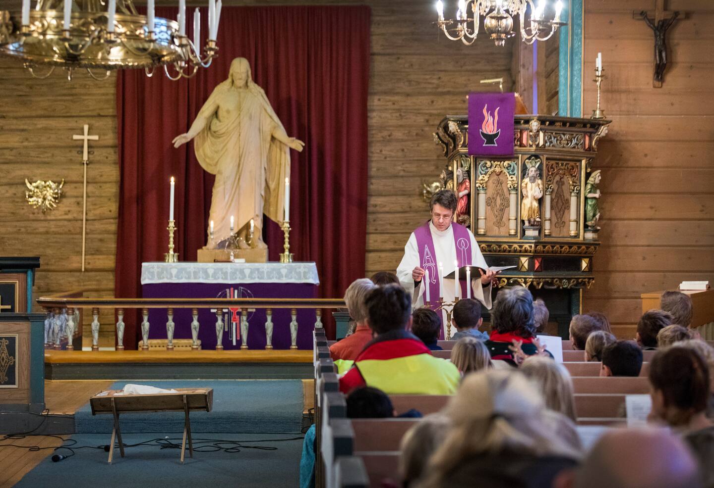 Bildet viser en prest under en julegudstjeneste. Foto: Gorm Kallestad / NTB