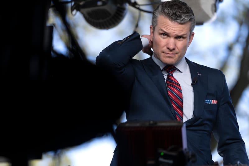 USAs forsvarsminister Pete Hegseth delte informasjon om USAs angrepsplaner i en lukket chattegruppe, der en amerikansk journalist var invitert inn ved et uhell. Foto: Mark Schiefelbein / AP / NTB