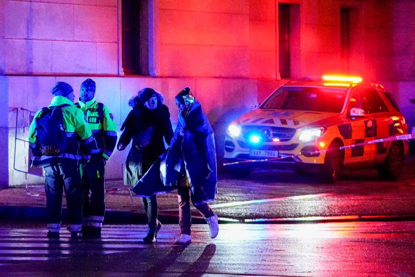 En 24 år gammel kunststudent skjøt torsdag og drepte 14 mennesker ved Karlsuniversitetet i sentrum av Praha. Foto: AP / NTB