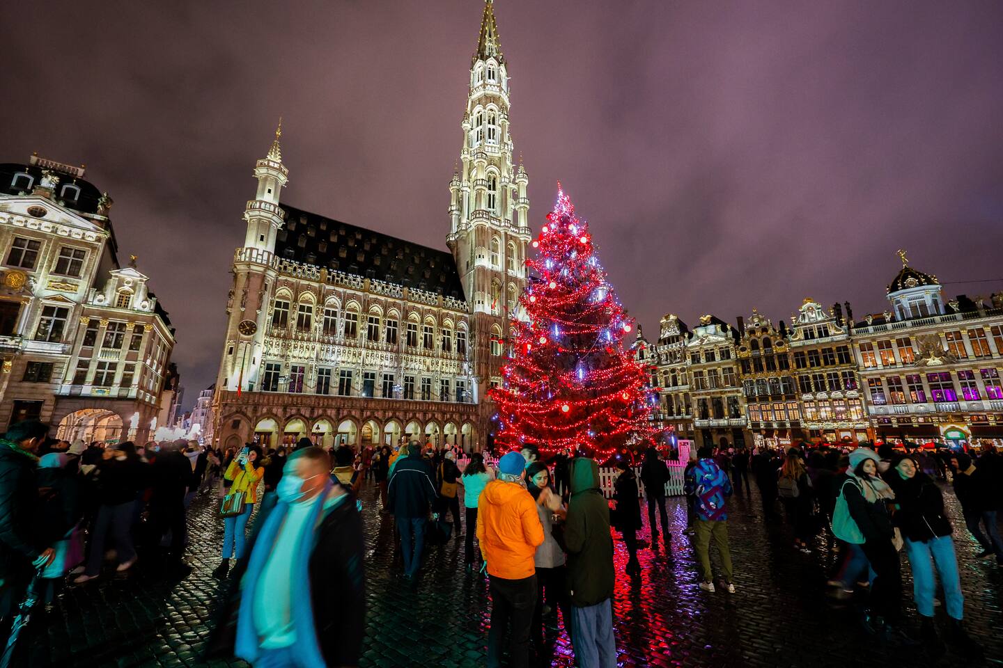 Belgia er det første landet i Europa som har bekreftet et tilfelle av den nye virusvarianten omikron, som først ble påvist i Sør-Afrika. EUs smittevernbyrå sier risikoen er høy for at varianten kan spre seg i Europa. Foto: Olivier Matthys / AP / NTB