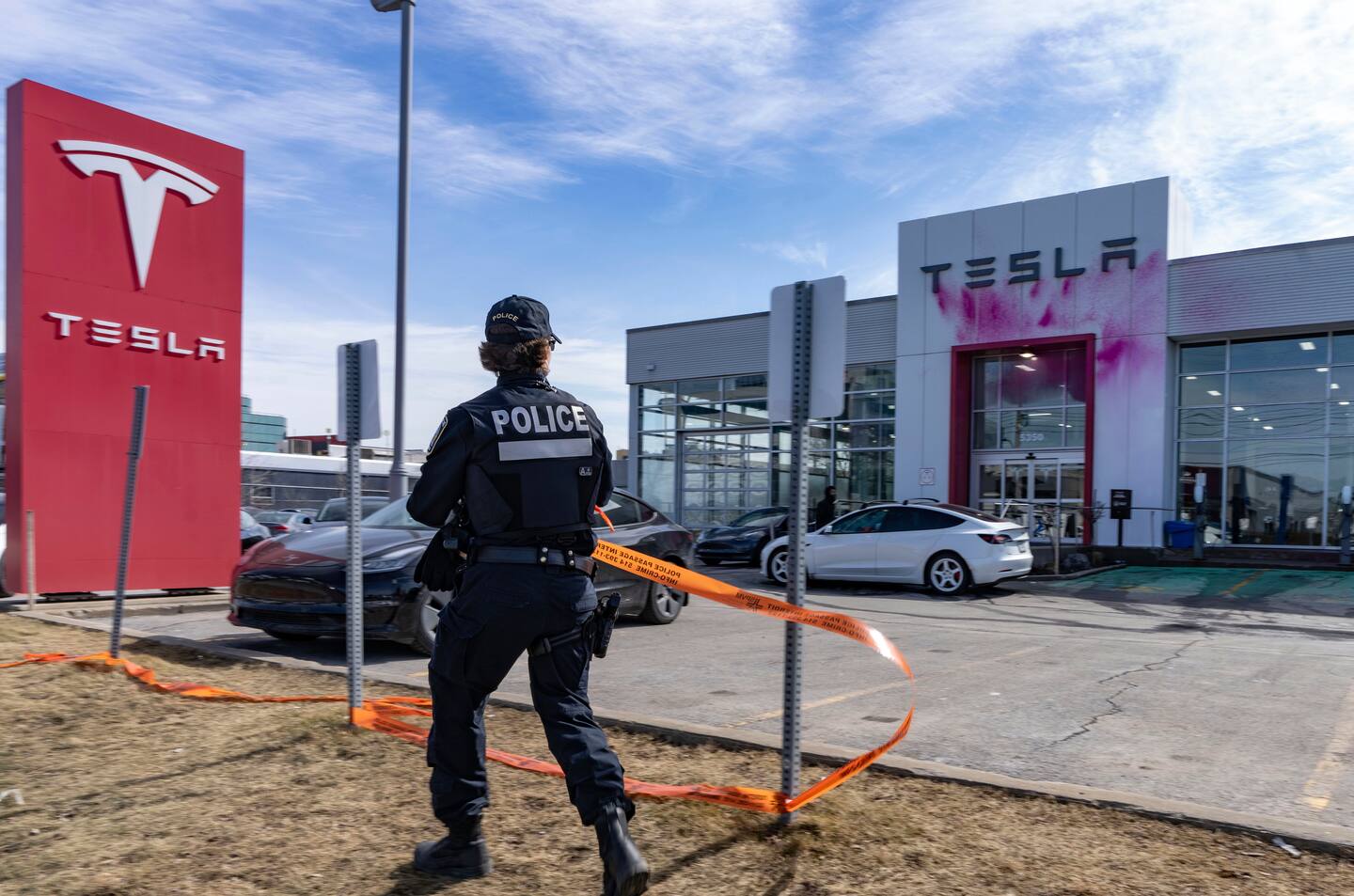 Bildet viser hærverk hos Tesla i Canada. Foto: Christinne Muschi/The Canadian Press via AP / NTB