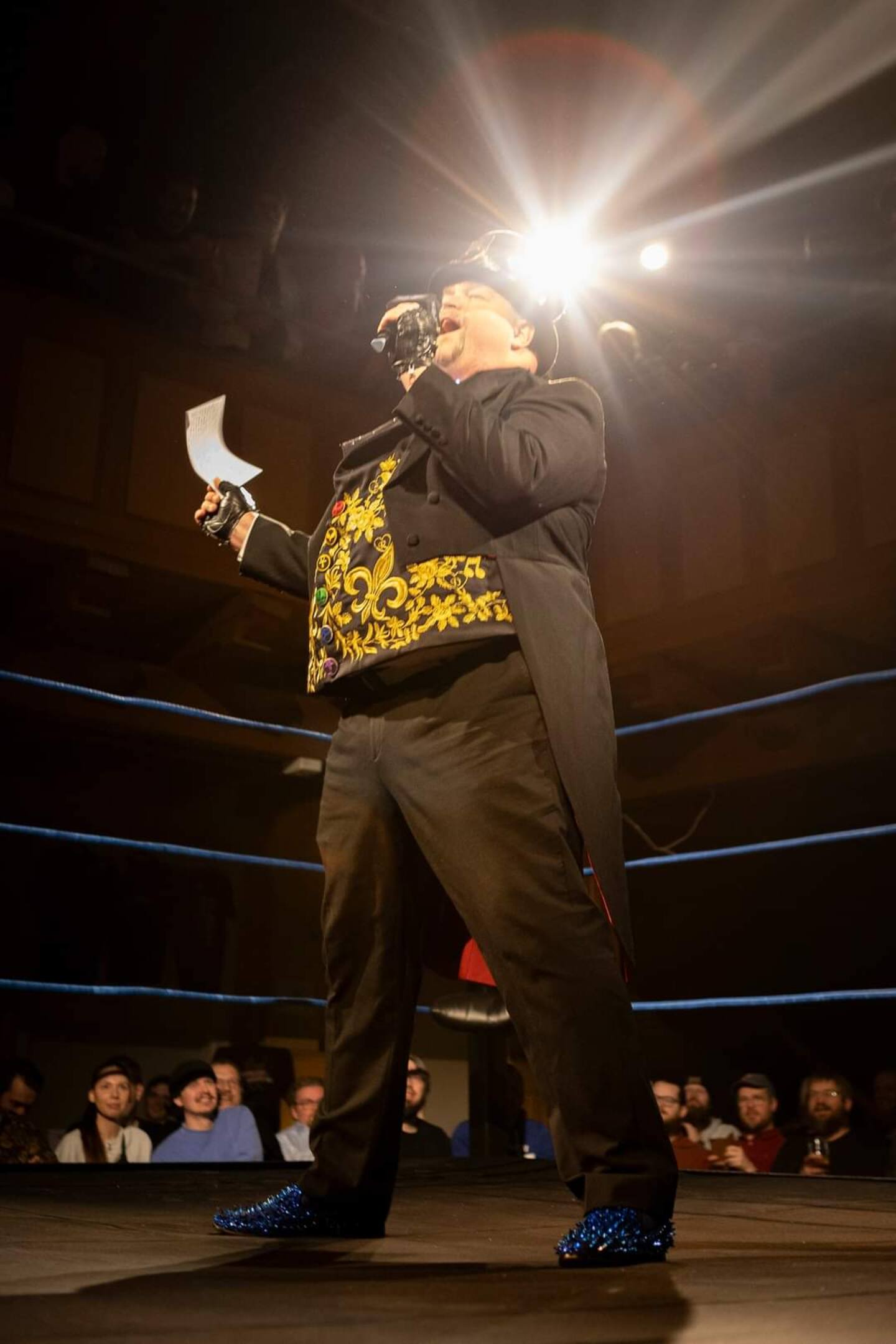 Bildet viser Anders Grizzly Fægri som er konferansier for wrestling.