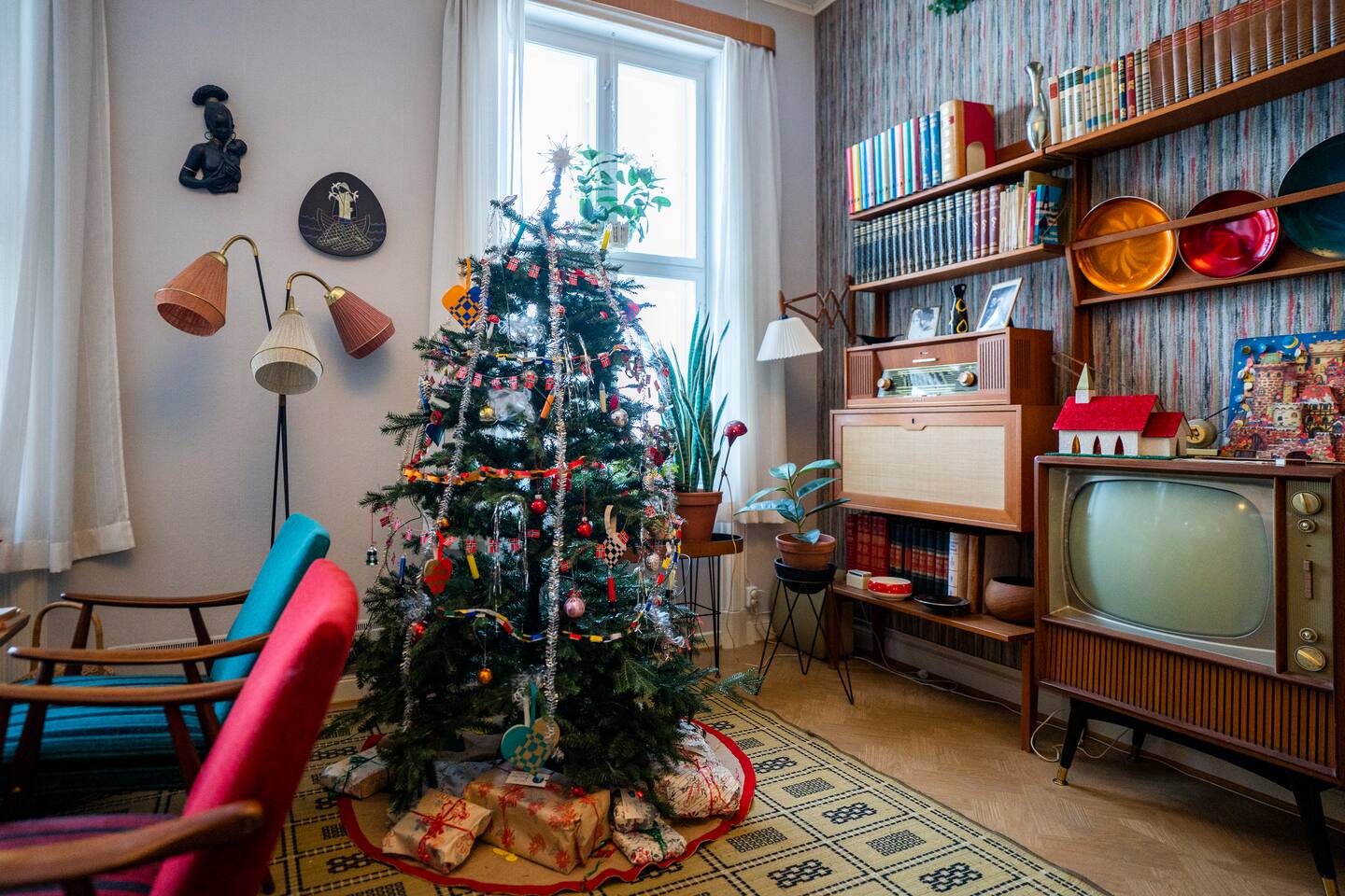 Bildet viser en julepyntet stue på 1960-tallet. Stua er en del av Norsk Folkemuseum. Foto: Håkon Mosvold Larsen / NTB