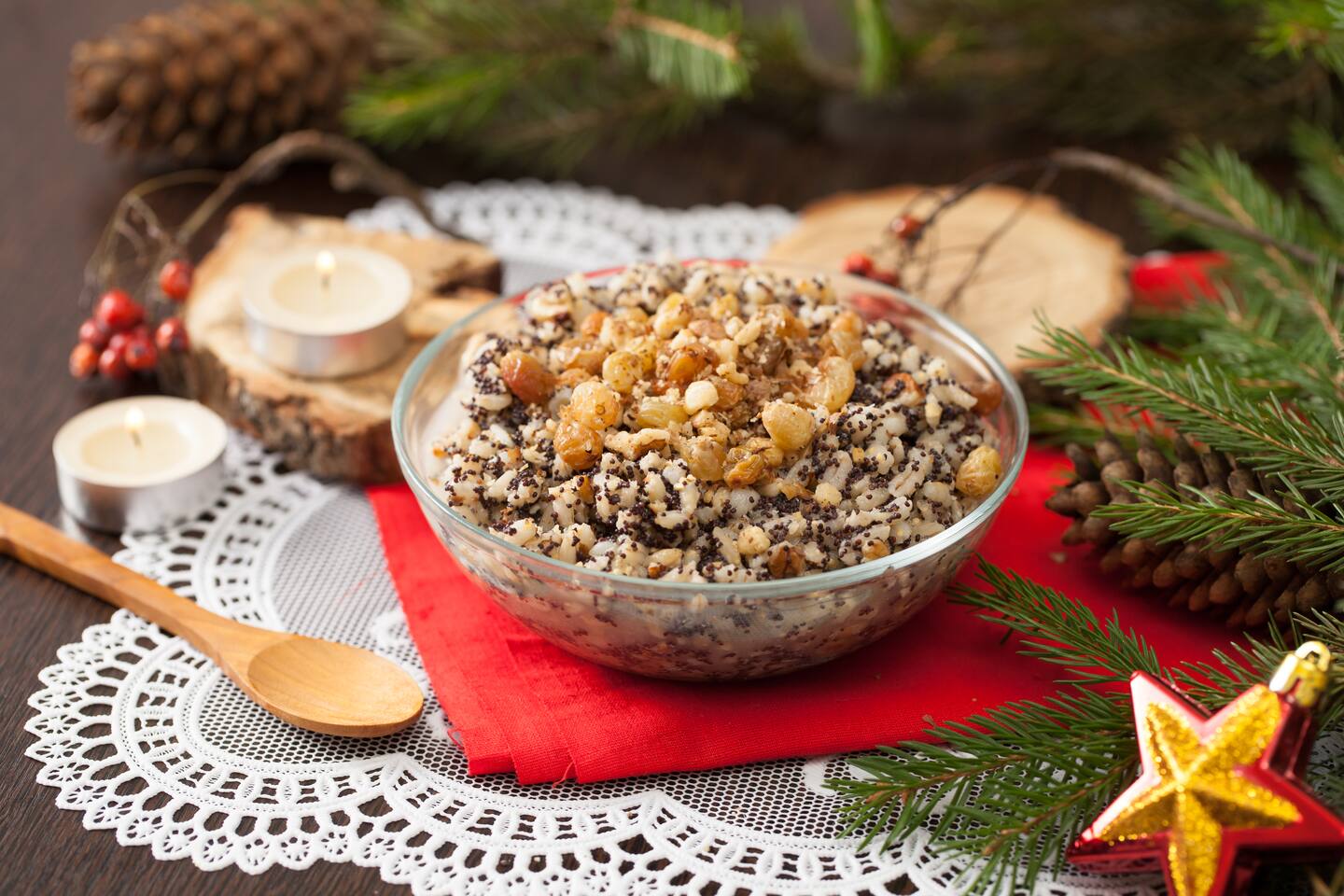 HISTORISK GRØT: Kutia – en grøt bestående av hvetekorn, valmuefrø, nøtter, rosiner og honning – er den mest berømte av de mange ukrainske julerettene. Foto: Shutterstock / NTB