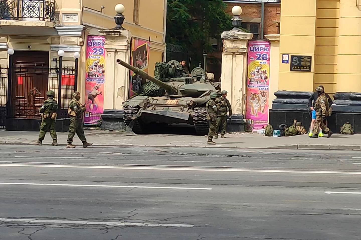 Bildet viser russisk militære som holder vakt i en by sør i Russland.