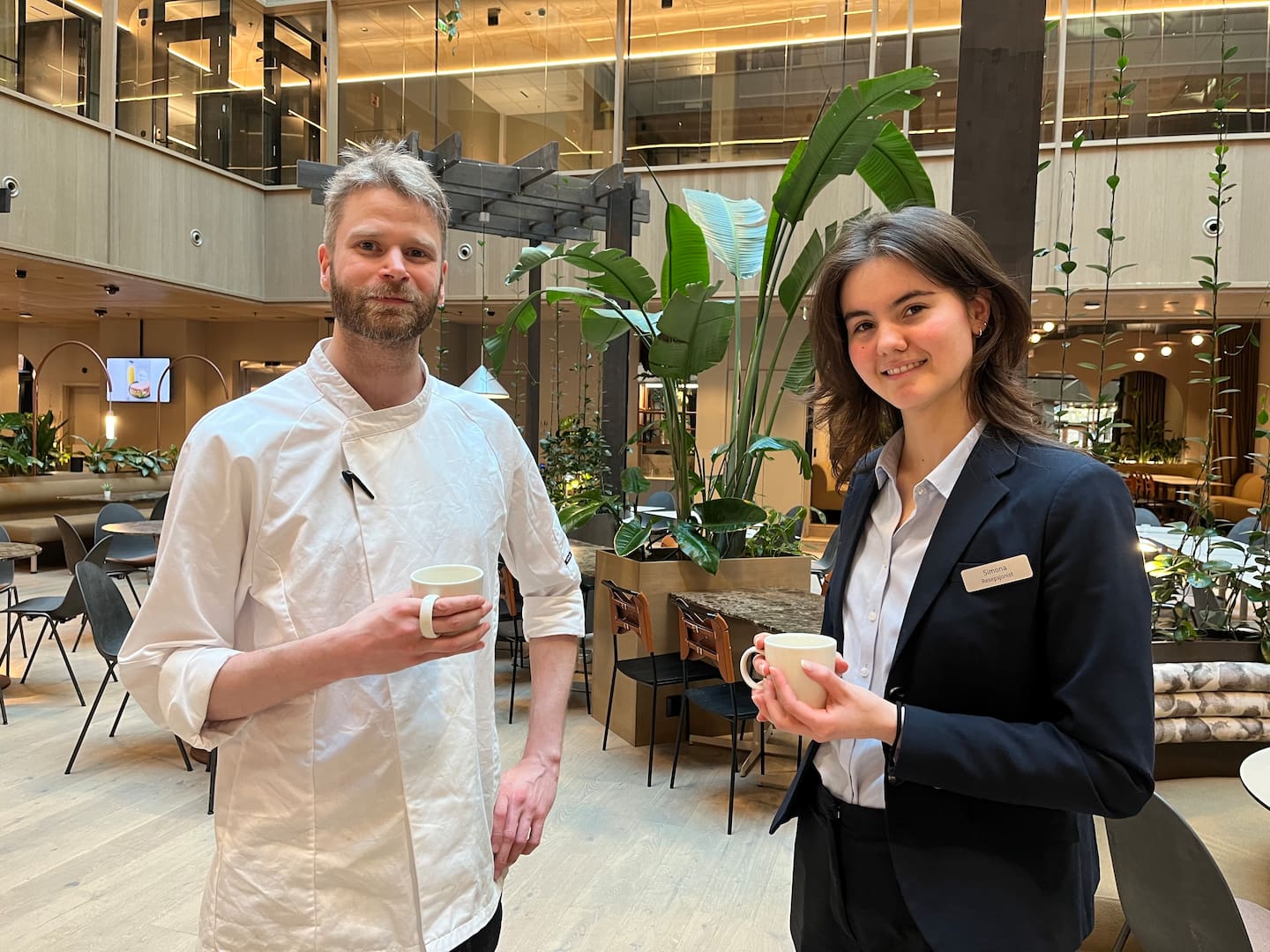 Bilde av Jon Flatbø og Simona J. Bravo med hver sin kaffekopp.
