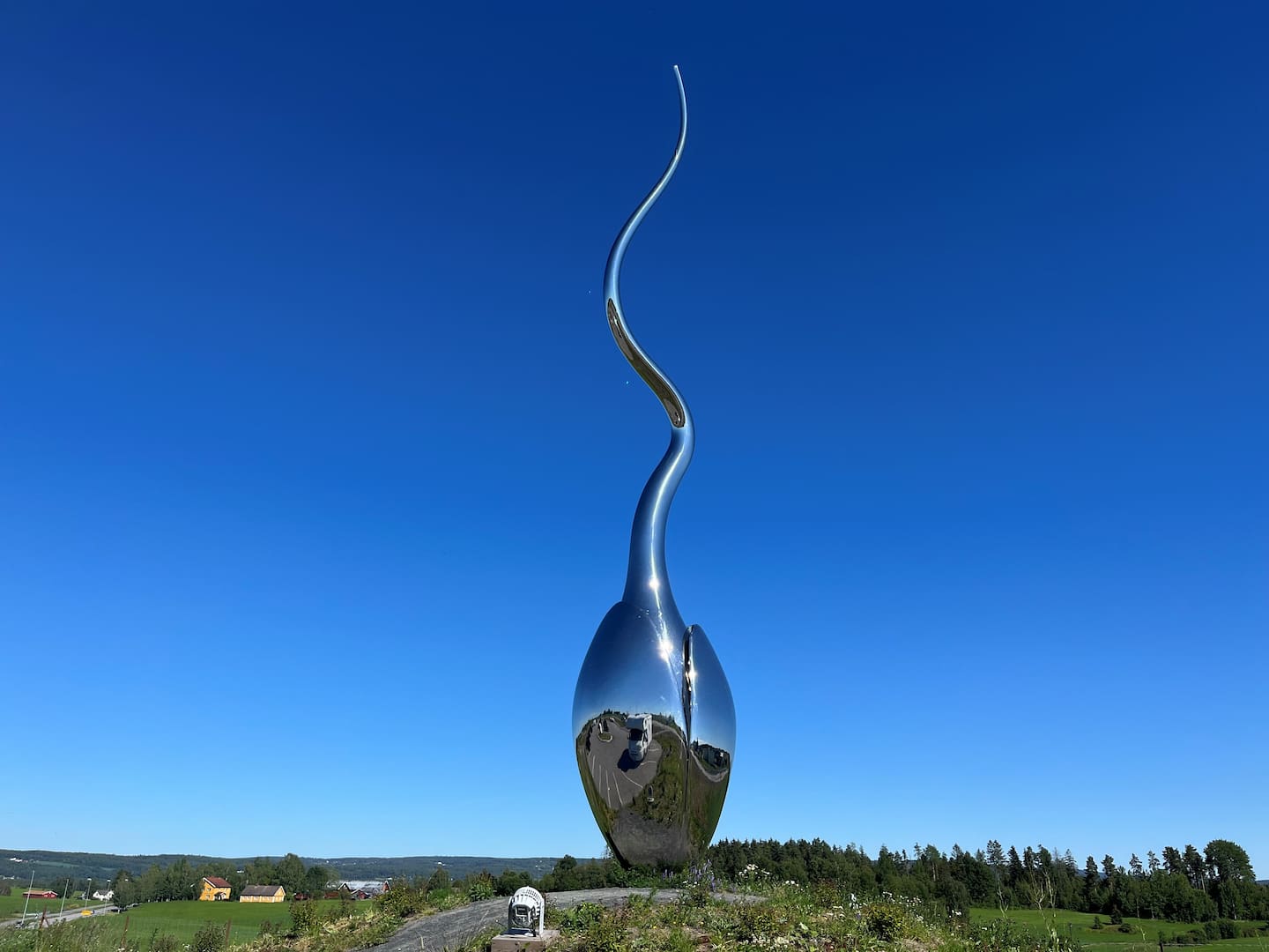 Bildet viser skulpturen Seeding i Stange av kunstner Linda Bakke.