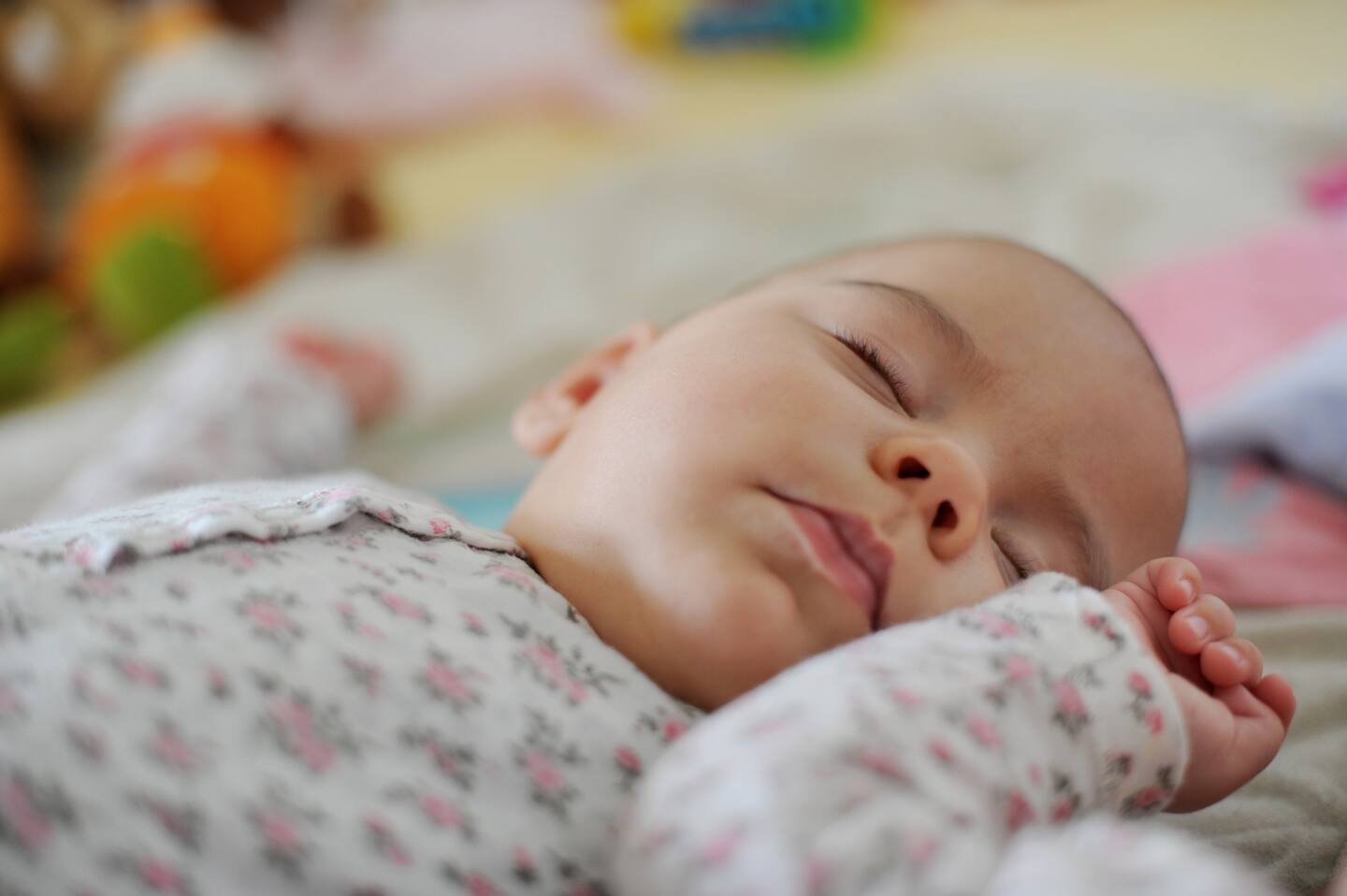 Bildet viser en baby som sover.