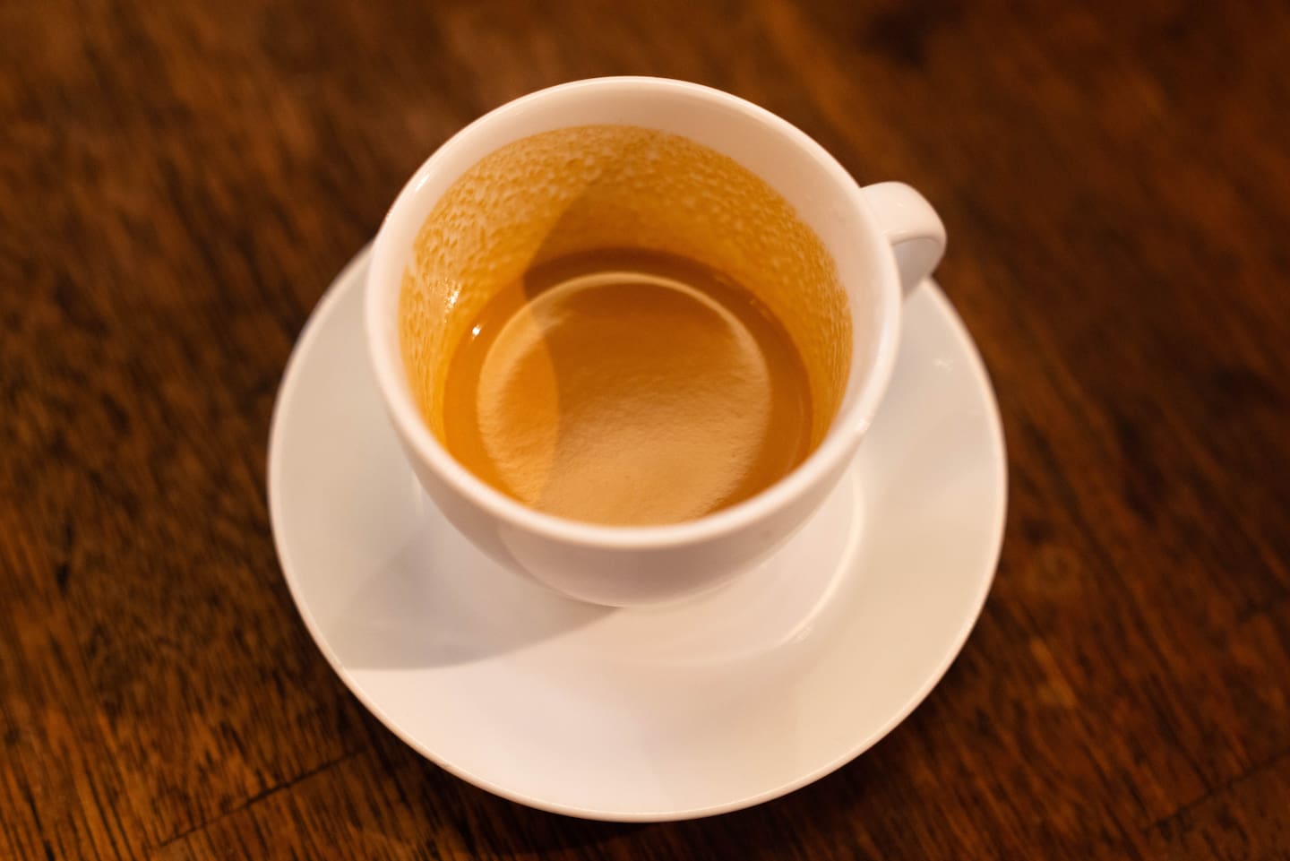 Bildet viser en kopp fylt med dobbel espresso.