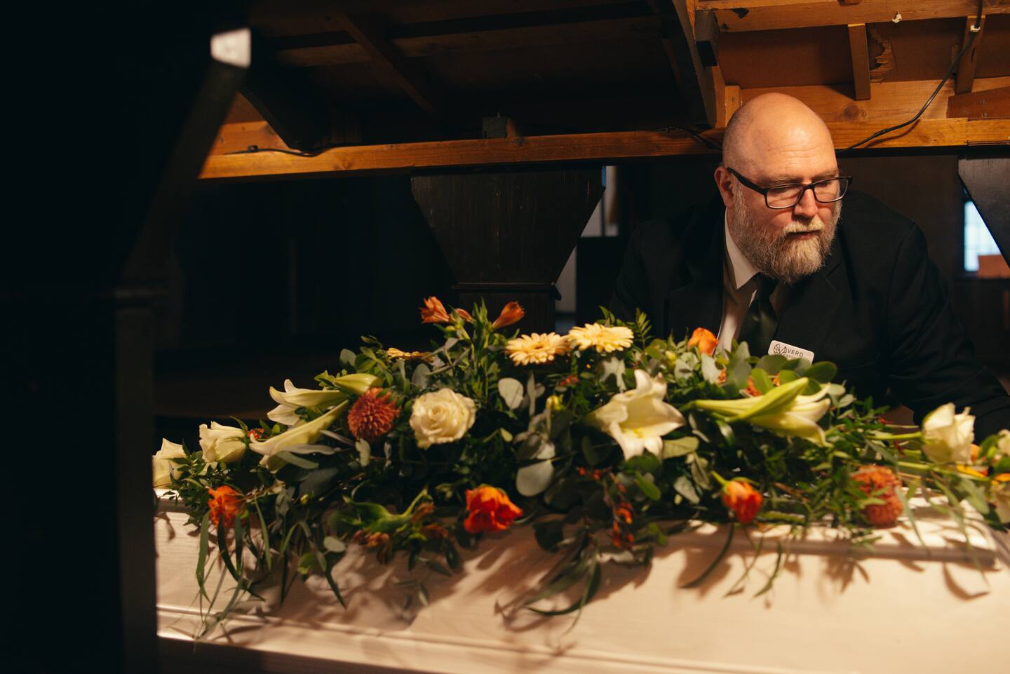 Bildet viser gravferdskonsulent Kristian Slaatrem-Hammer som gjør en kiste klar før begravelse.