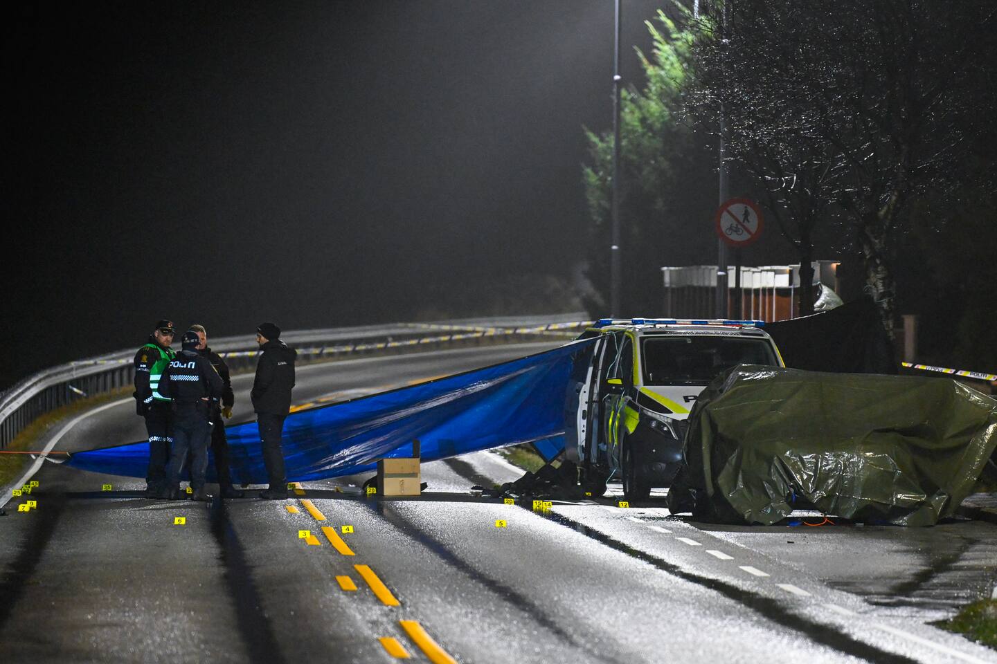 Politiet holder vakt på åstedet etter at en mann i 40-årene og to politifolk ble skadet i en skuddveksling på Klepp i Rogaland natt til lørdag. Mannen i 40-årene og en av politifolkene, en mann i 20-årene døde senere av skadene. Foto: Carina Johansen / NTB