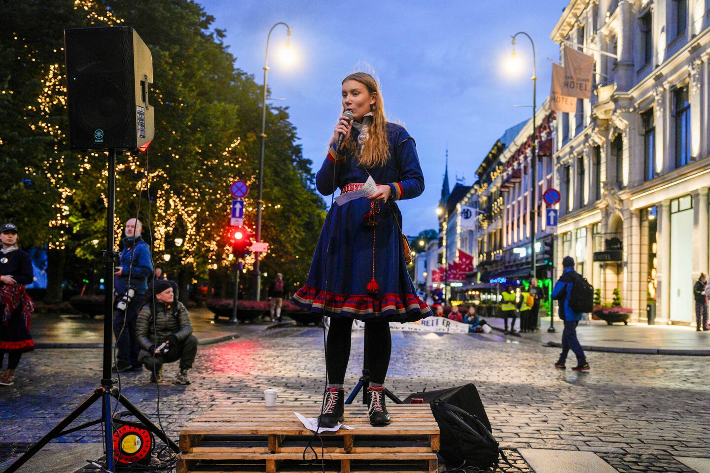 Ella Marie Hætta Isaksen snakker til aksjonistene som har møtt opp på Karl Johans gate tirsdag morgen. Foto: Javad Parsa / NTB