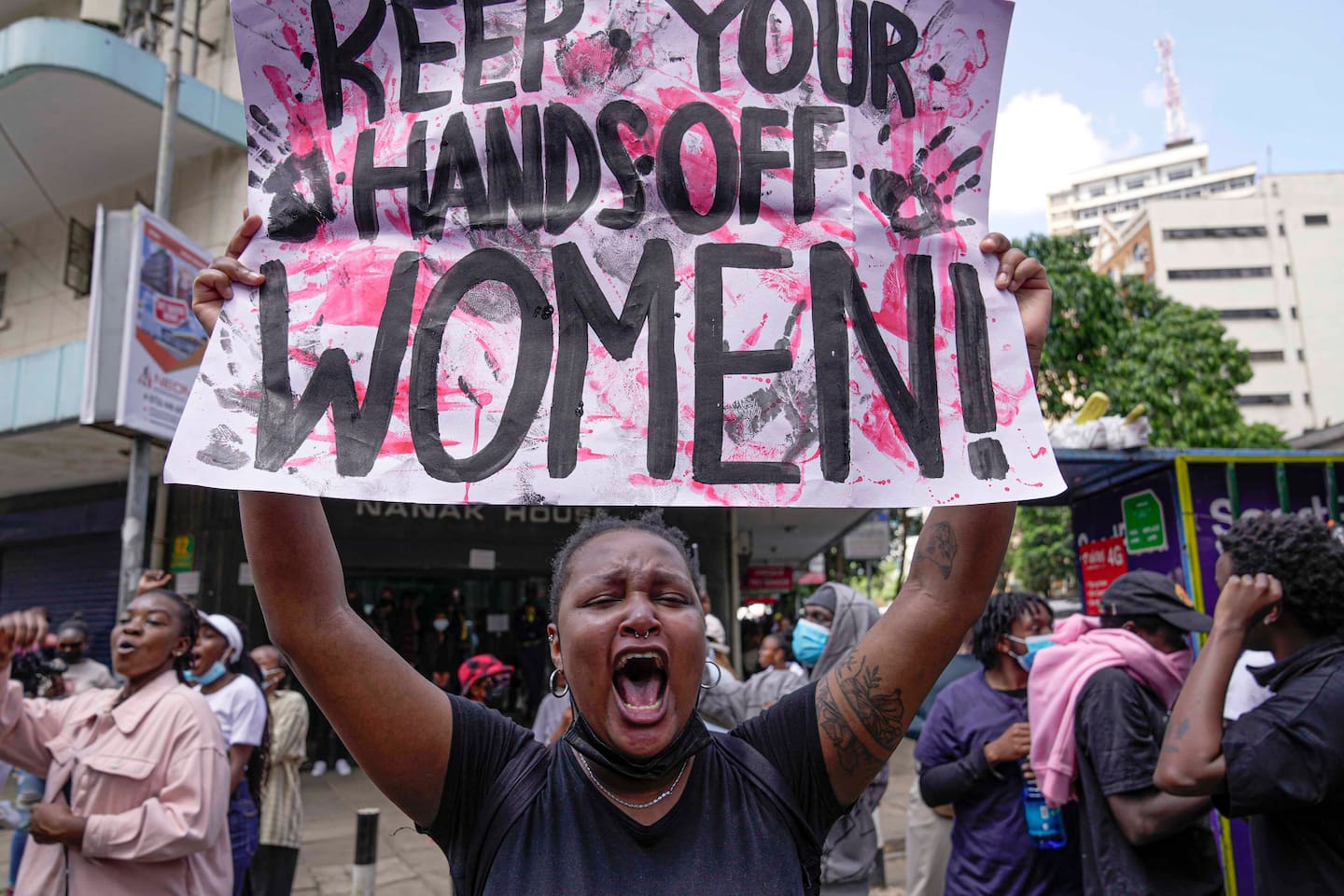 Bildet viser en kvinne som protesterer mot kvinnedrap i Nairobi i Kenya. Foto: AP Photo/Brian Inganga/NTB