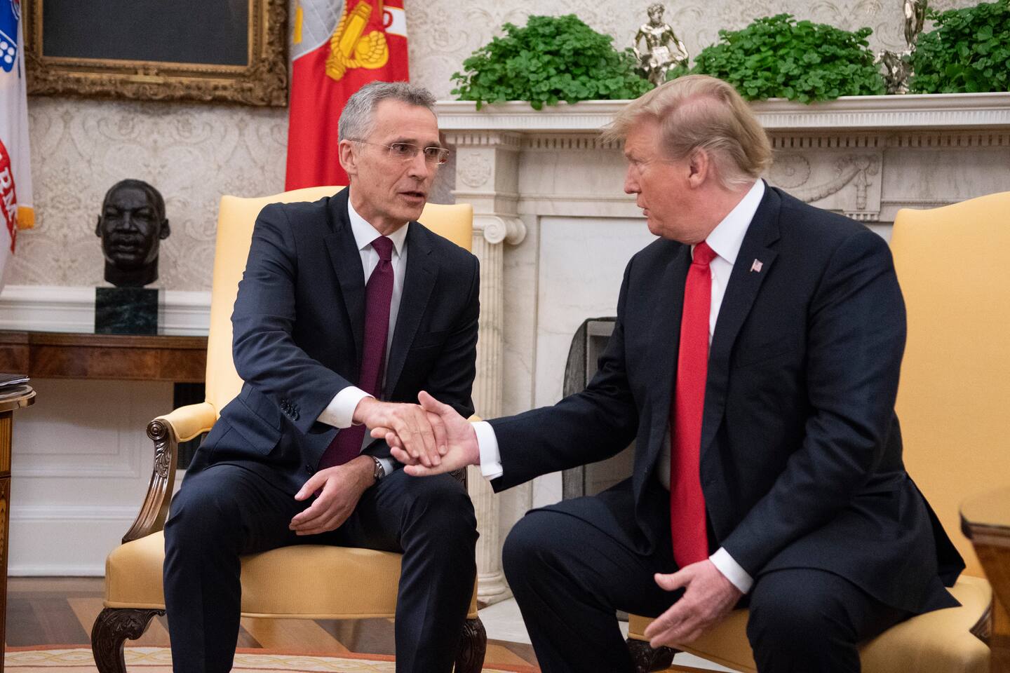 Bildet viser Jens Stoltenberg sammen med Donald Trump. Foto: Johan Falnes / NTB