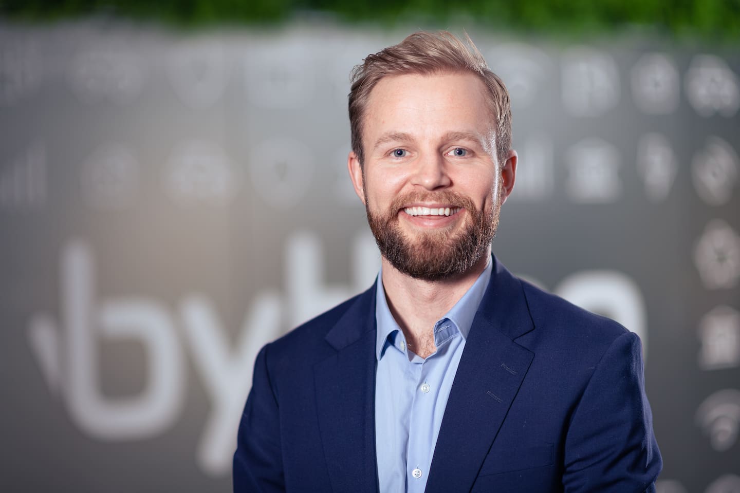 Daniel August Fritzman har på skjorte og blazer. Han smiler til kameraet.