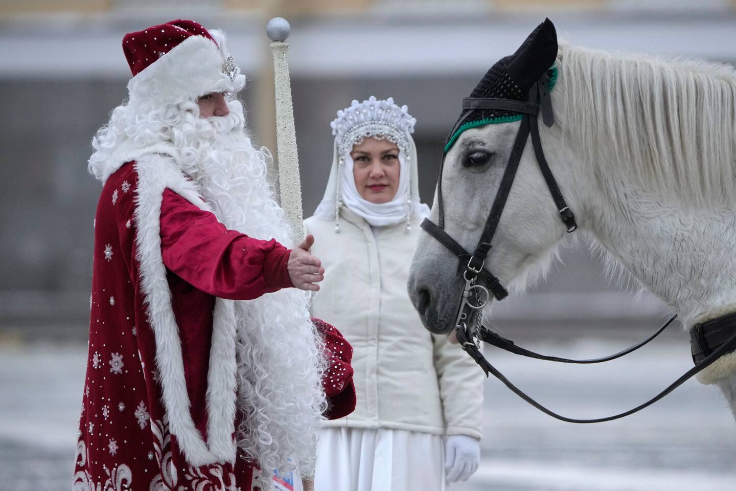Fader Frost og hans datter Snegurotsjka sammen med en hest i St. Petersburg. Foto: Dmitrij Lovetskij / AP / NTB