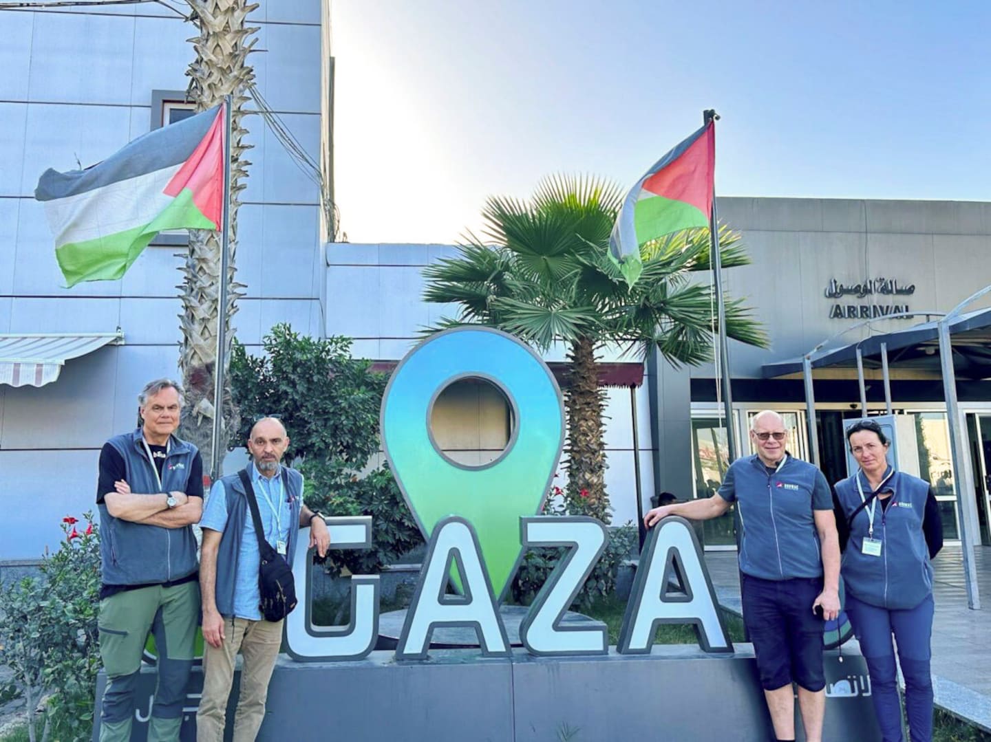 Det norske teamet fra Norwac har reist inn på Gazastripen og skal etter planen være der i to uker. F.v.: ortoped Geir Stray Andreassen, anestesilege Fadi Kabbouli, ortoped Odd Arild Ågedal og operasjonssykepleier Alice Skår. Bildet inngår i NTBs tilbud til abonnenter på nyhetsfoto. Bildet skal kun benyttes i forbindelse med angitt sak. Foto: Norwac / handout / NTB