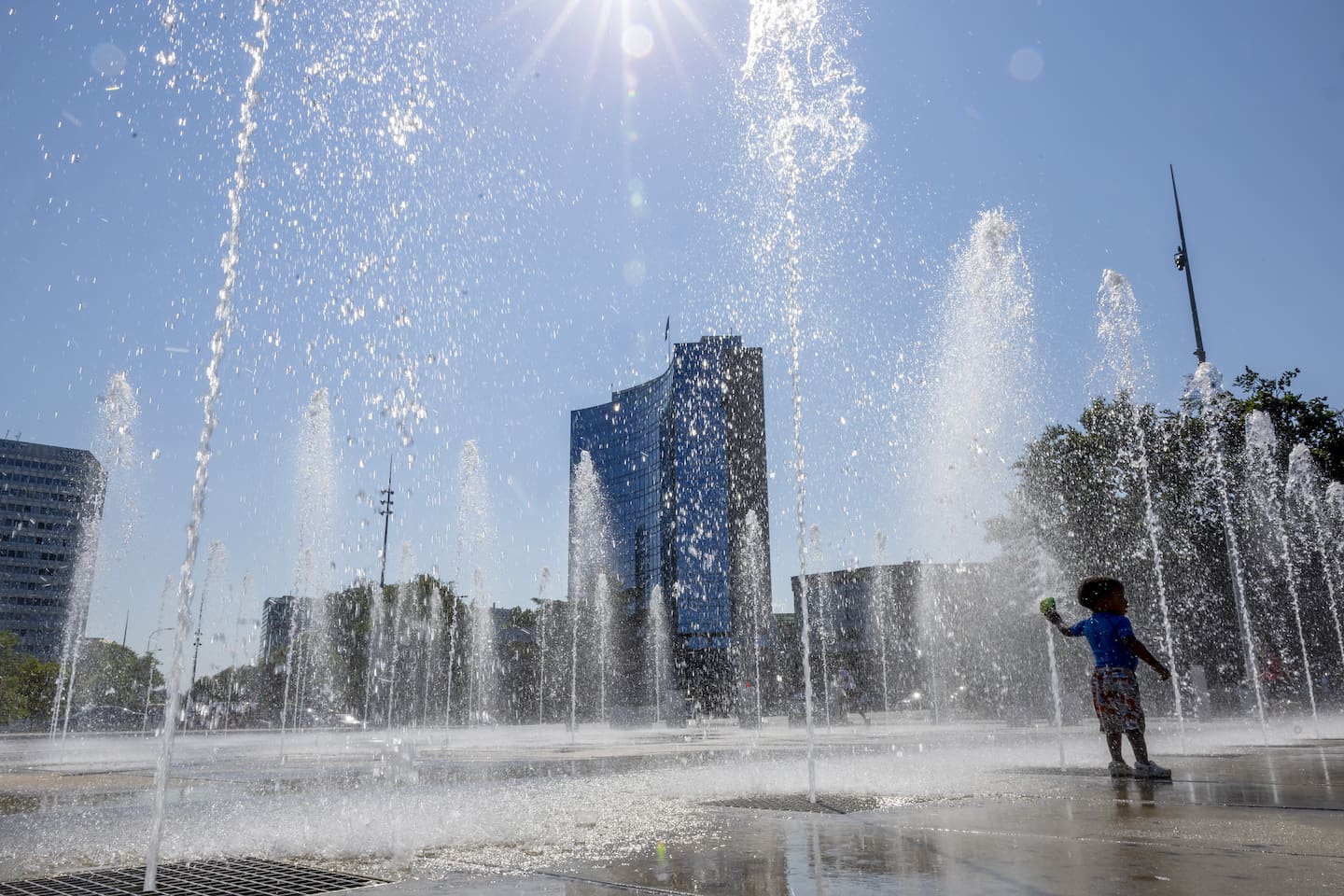 Bildet viser en ung gutt som kjøler seg ned i en fontene i Geneve i Sveits. Foto: SALVATORE DI NOLFI /EPA / NTB.