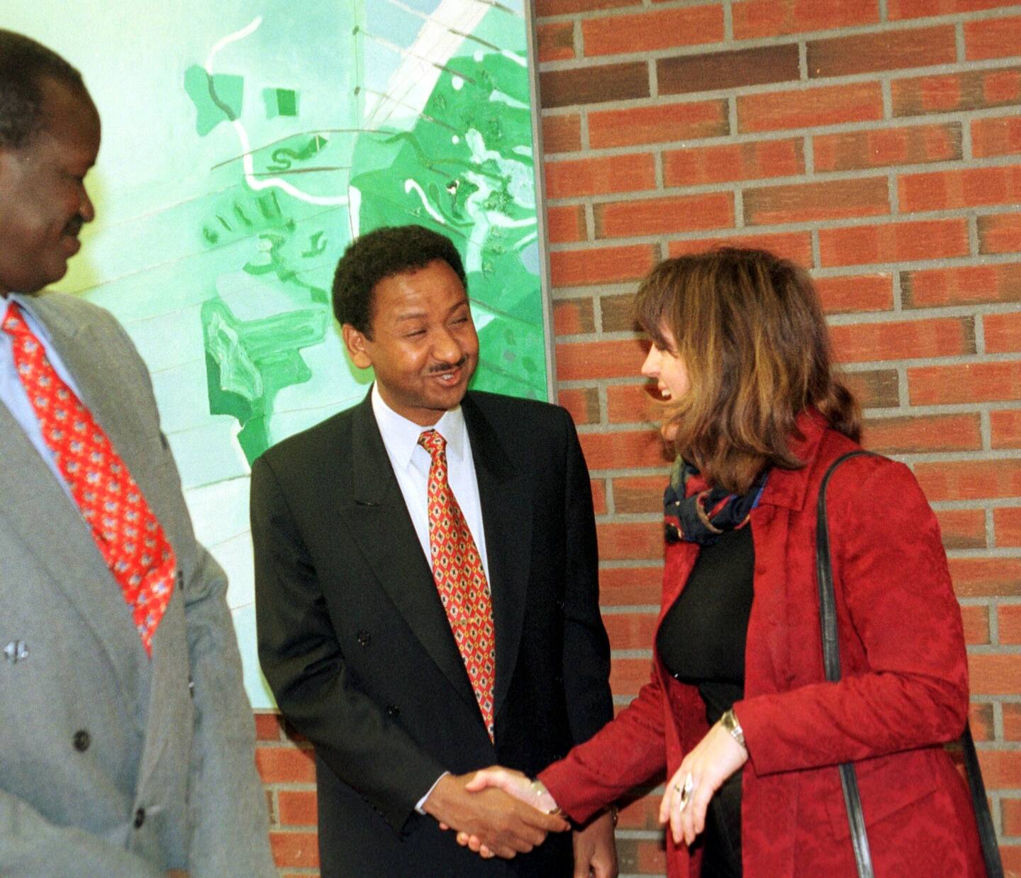 Bildet viser Sudans utenriksminister Mustafa Osman Ismail på besøk i Norge i 1998. Han hadde samtaler med utviklingsminister Hilde Frafjord Johnson.