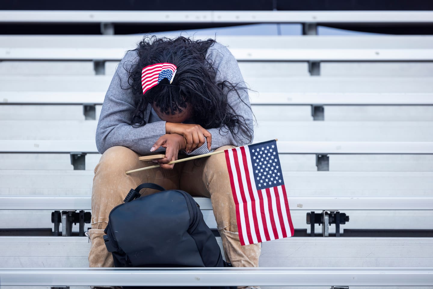 Bildet viser en Harris-støttespiller som gråter etter valget i USA. Foto: EPA / JIM LO SCALZO / NTB