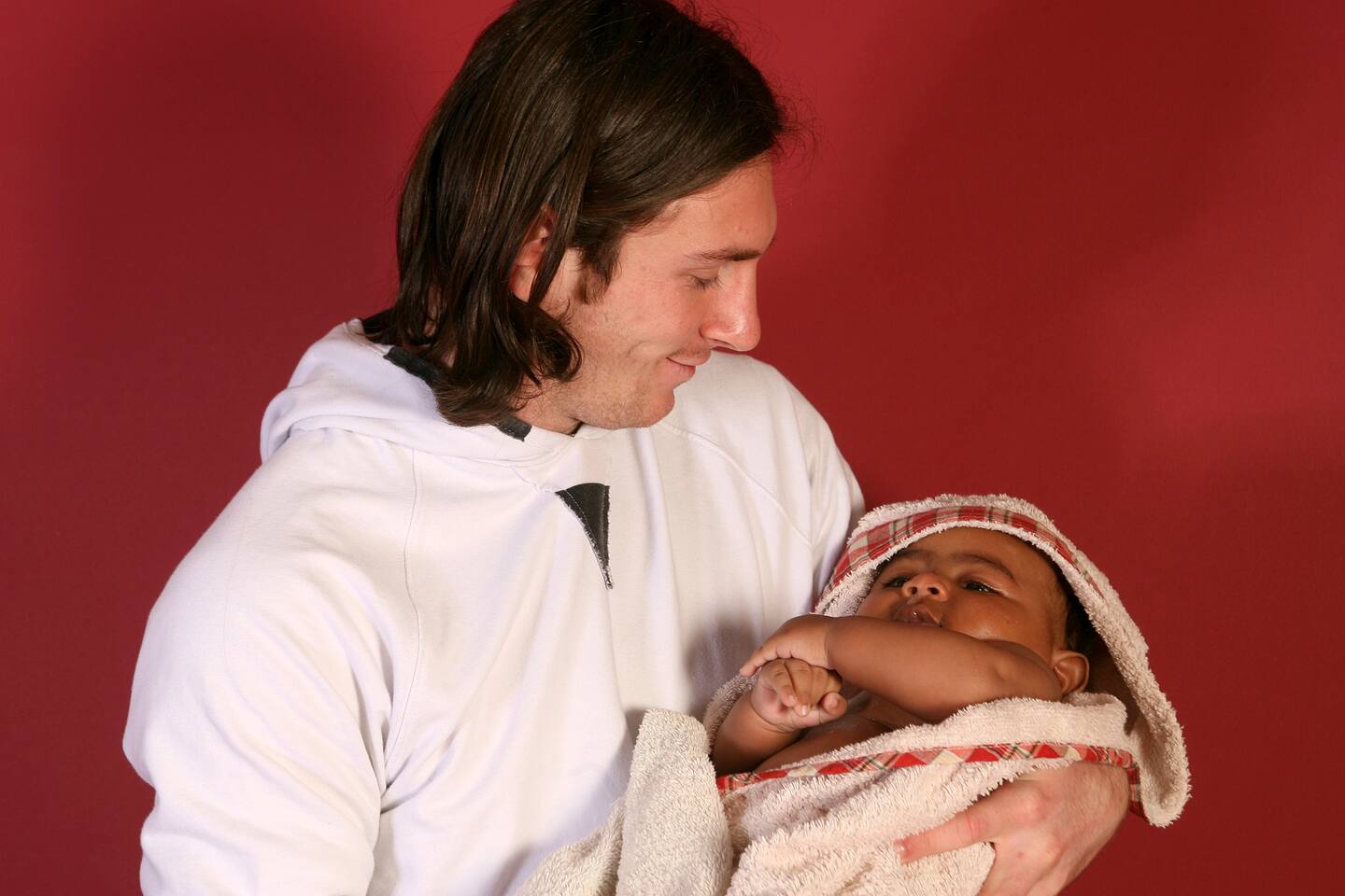 Lionel Messi med Lamine Yamal i armene i 2007. Foto: Joan Monfort / AP / NTB