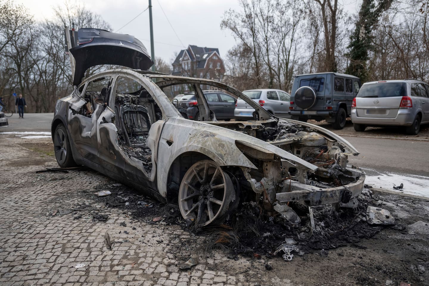Bildet viser en utbrent Tesla-bil i Tyskland. Foto: Christophe Gateau / dpa via AP / NTB