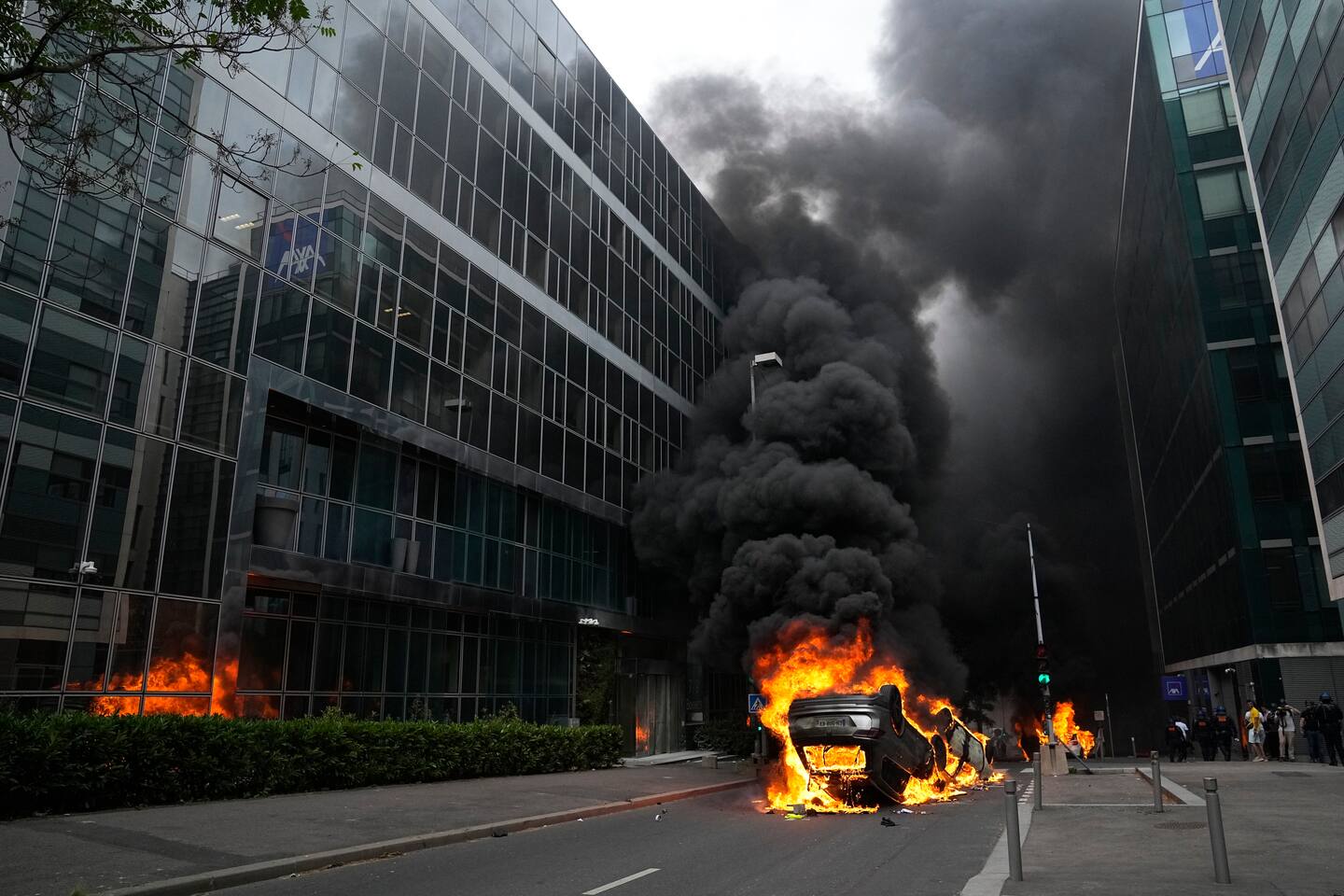 En bil i brann i Nanterre i utkanten av Paris torsdag. Foto: Michel Euler / AP / NTB