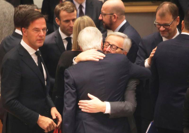 Bildet viser to av lederne i EU som klemmer hverandre.