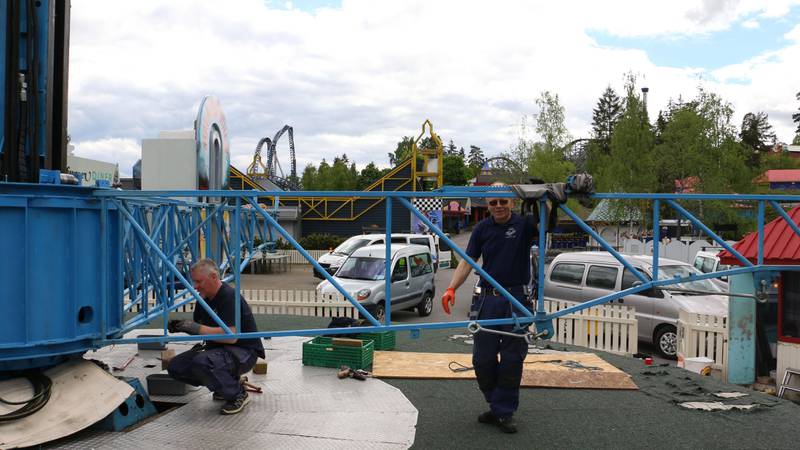 Bildet viser teknikere som gjør klar en karusell i parken Tusenfryd.