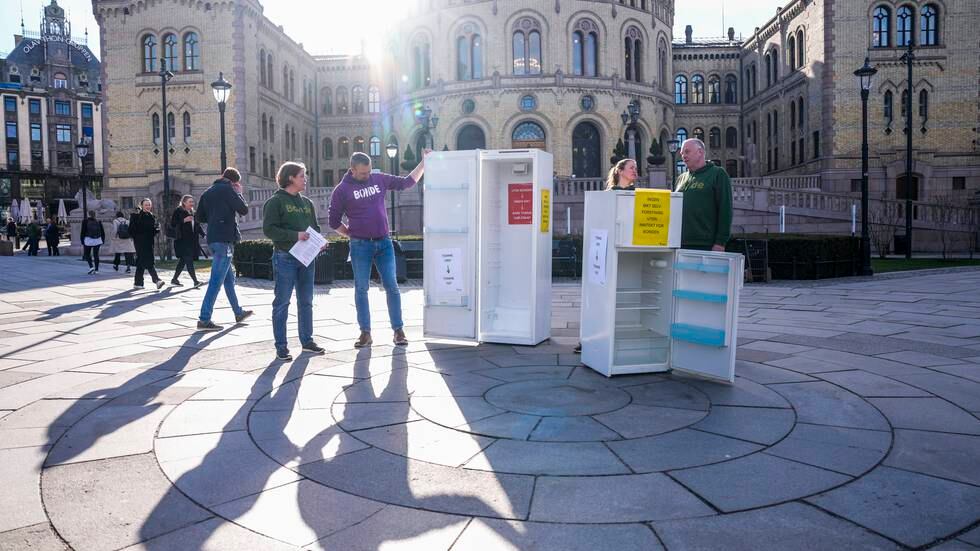 Bøndene viser politikerne i Oslo tomme kjøleskap