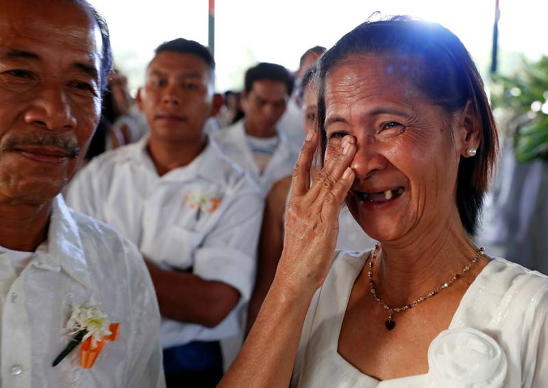 Bildet viser en filippinsk brud som gråter av glede. 