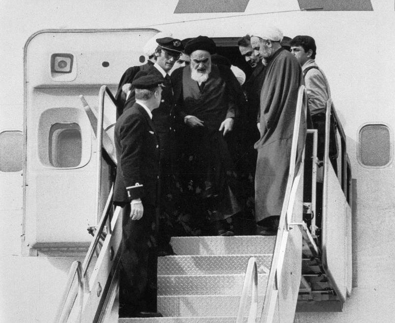 Bildet viser ayatolla Ruhollah Khomeini som trer ut av flyet.