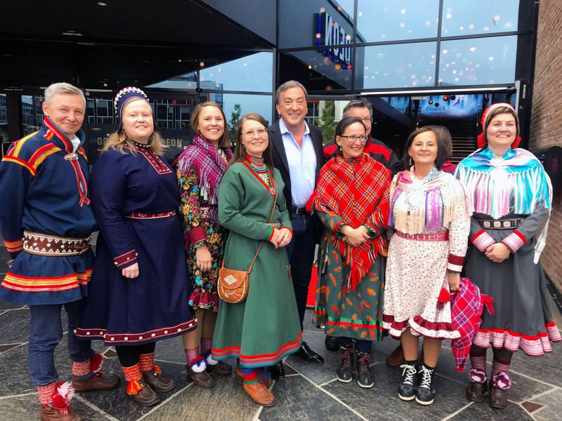 Bildet viser eter Del Vecho (i midten) sammen med flere samiske representanter.