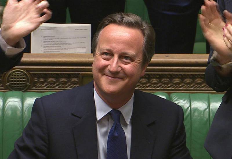 Bildet viser David Cameron. Han har nettopp holdt sin siste tale som statsminister. Han smiler mens han får applaus.