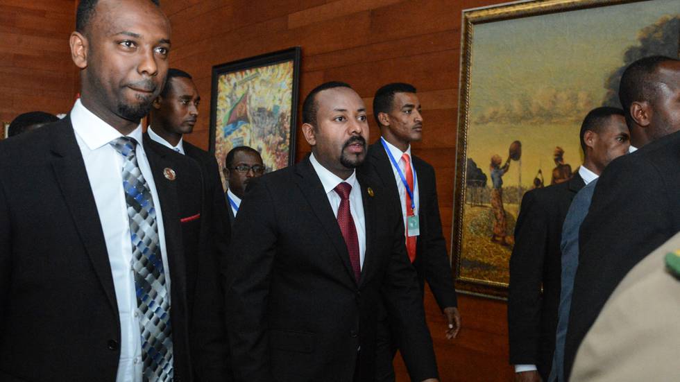Bildet viser Etiopias statsminister Abiy Ahmed sammen med flere andre. 