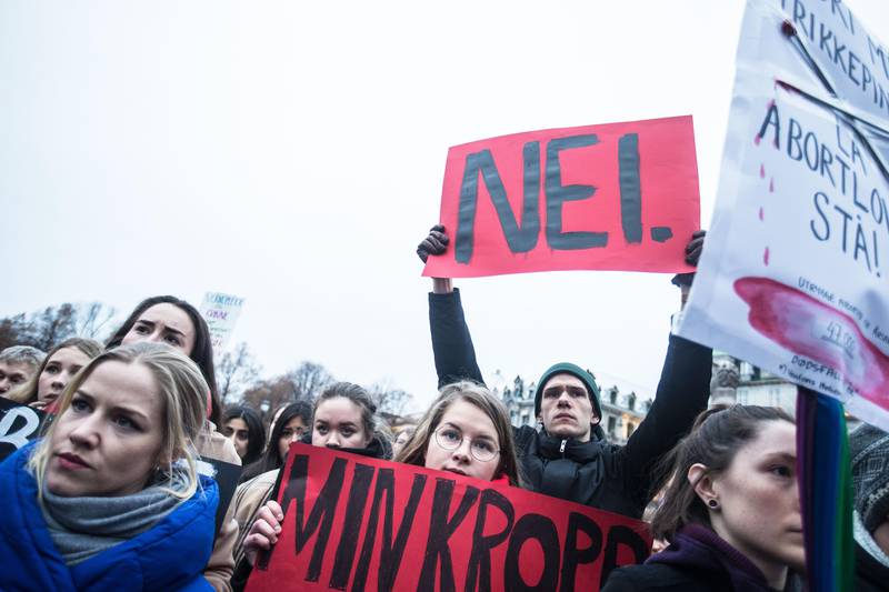 Bildet viser folk som protesterer mot endringer i abortloven.