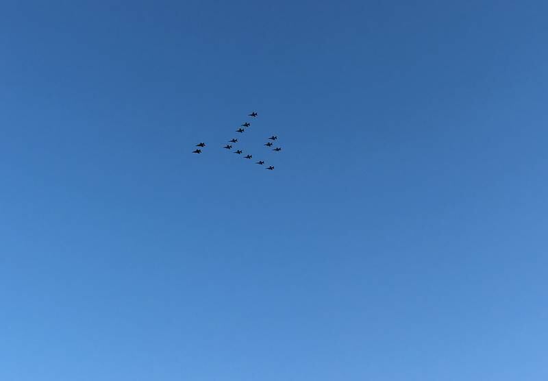 Bildet viser 14 jagerfly på himmelen, som flyr nesten som en stjerne.
