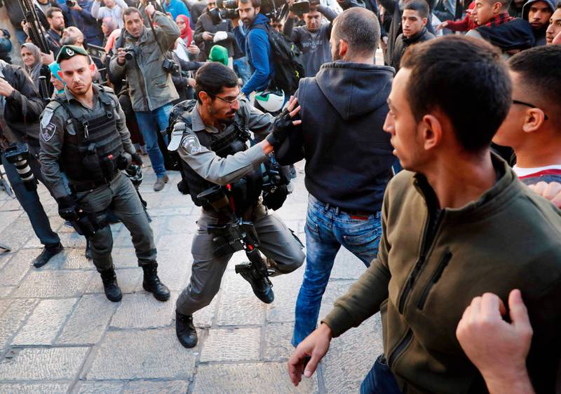 PROTEST: Soldater og palestinere sloss i Jerusalem.