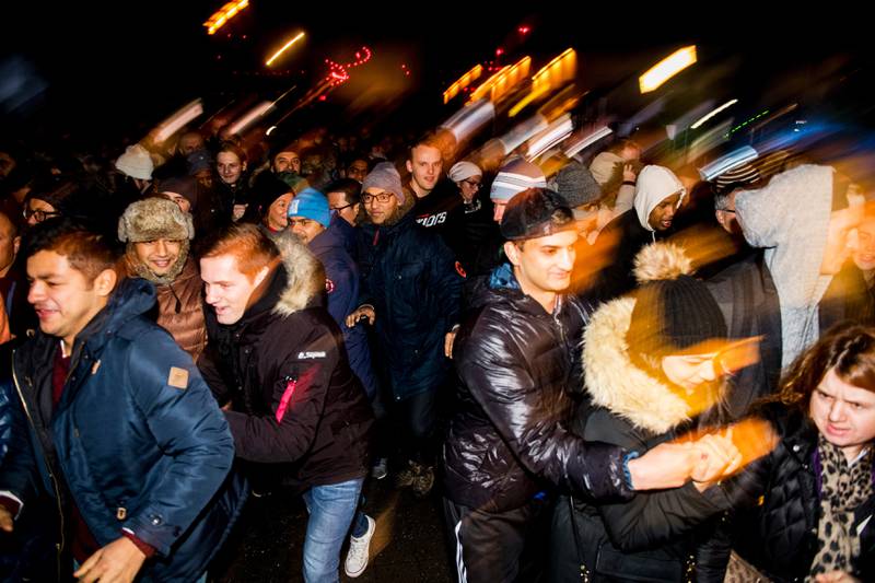 Bildet viser folk som stormer inn på butikker i Vestby.
