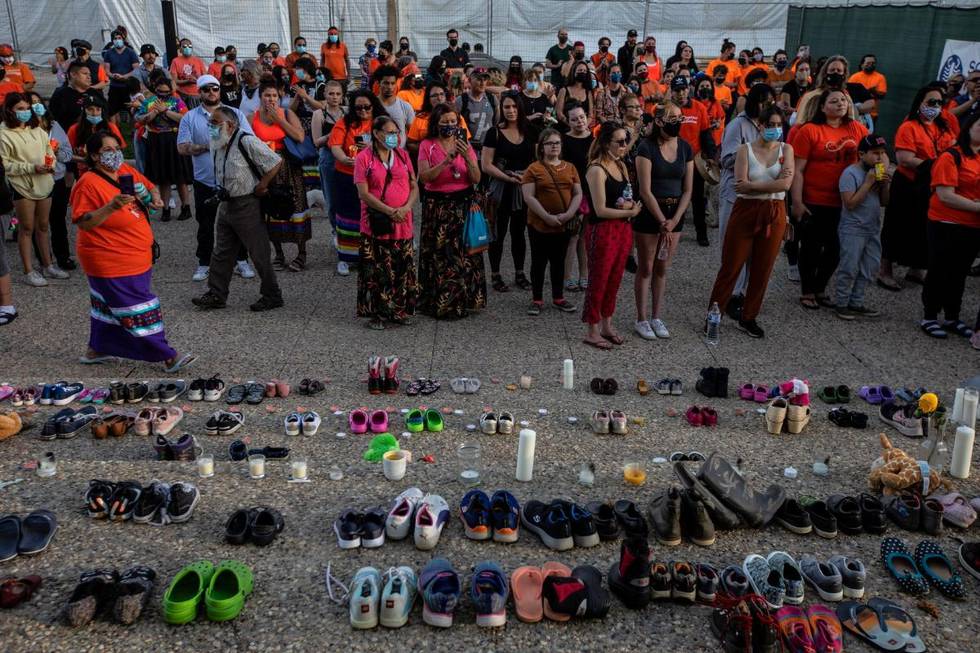 Bildet viser folk som har samlet seg for å hedre de døde barna som er funnet.