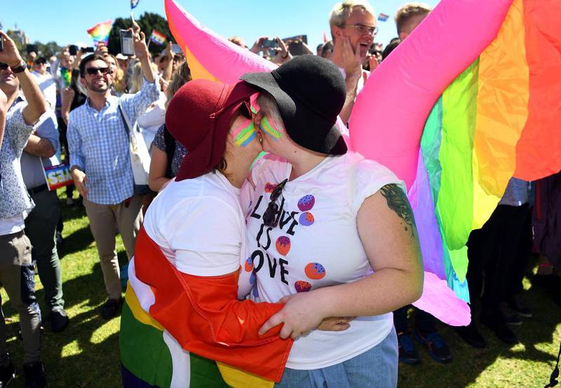 Bildet viser to kvinner som kysser. 
