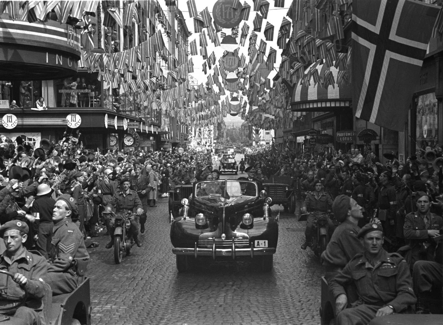 Slik så A-1 "frigjøringsbilen" ut under jubelferden i 7. juni i 1945, da kong Haakon ble ønsket tilbake til landet etter krigen. Bilen kjører her igjennom Torggata i Oslo, og baldakinen på høyre side er tidligere Eldorado kino.
Foto: NTB / NTB