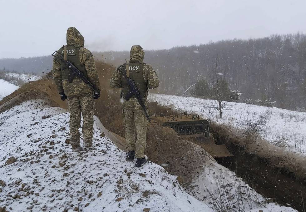 Ukrainske grensesoldater langs grensen til områdene kontrollert av russiske separatister. Foto: Ukrainian Board Guard Press Office via AP / NTB