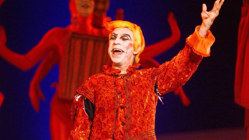 Bildet viser Jahn Teigen i musikalen Sofies verden. Han er kledd i en rød drakt.