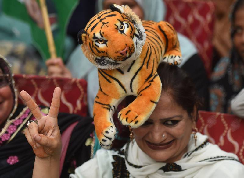 Bildet viser ei kvinne som har ein tigerbamse på hovudet.