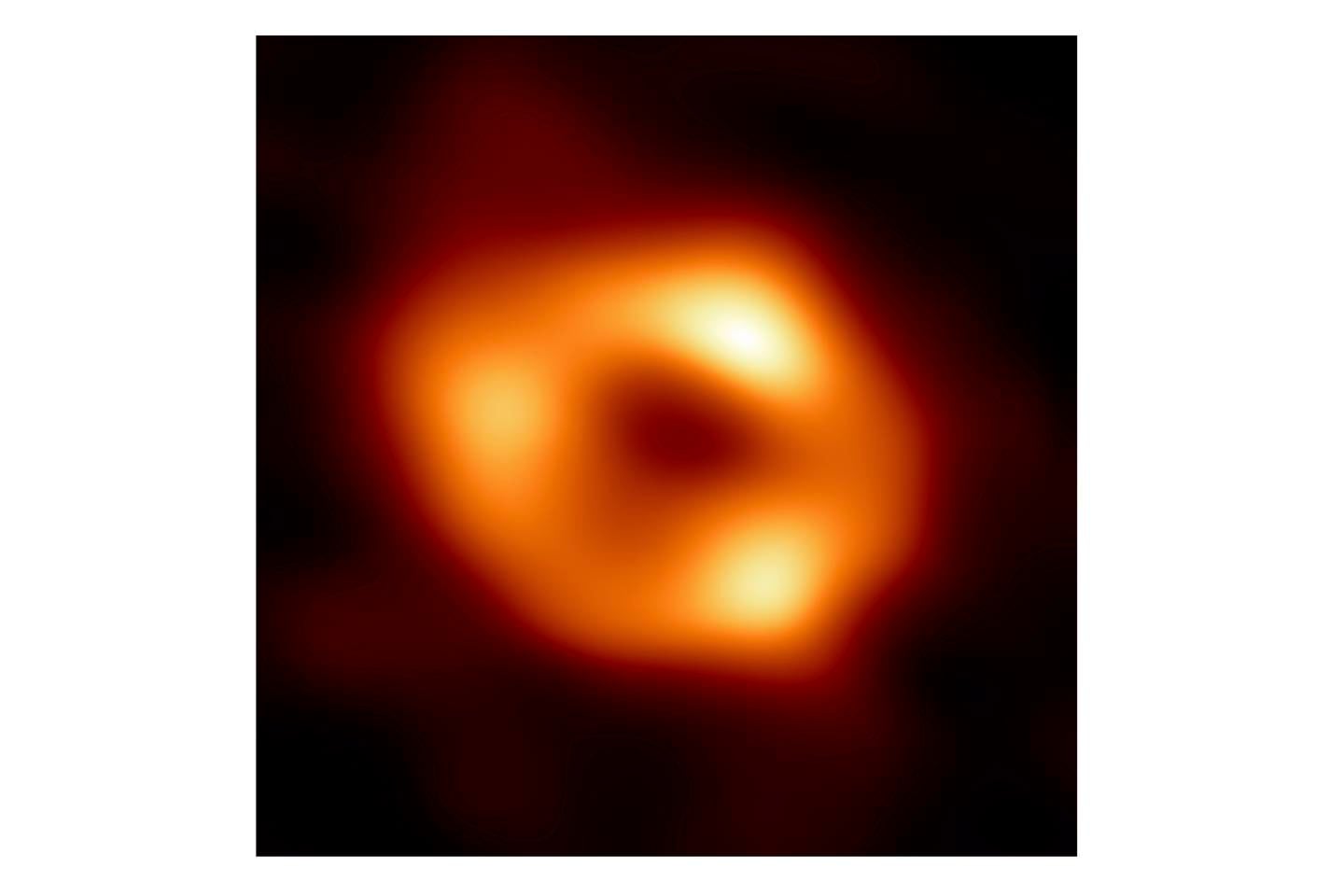 Astronomer viste torsdag fram det første bildet av et svarte hullet i sentrum av Melkeveien, vår egen galakse. Foto: Event Horizon Telescope Collaboration via AP / NTB