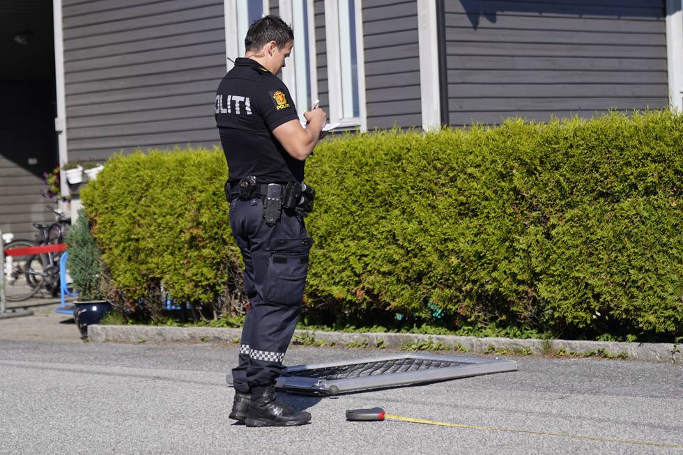 En politibetjent i Haugesund i arbeid ved barnehagen hvor en personbil kjørte ned porten. Foto: Jan Kåre Ness / NTB