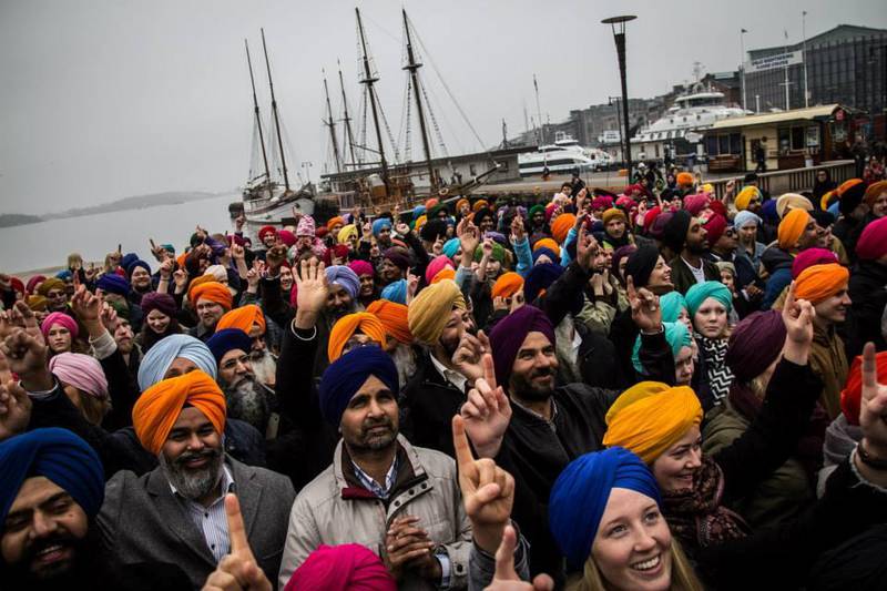 Bildet viser en stor samling av mennesker som har turban på seg.