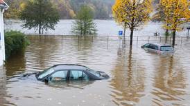Hus og biler druknet i flom på Sørlandet